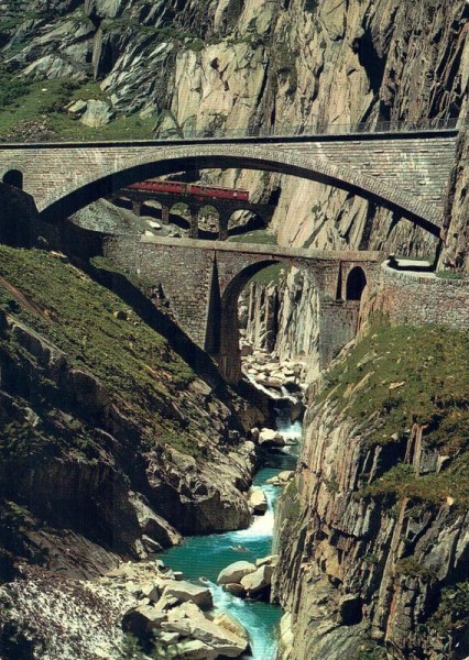 Schöllenen-Schlucht, die alte und neue Teufelsbrücke mit der Schöllenen-Bahn Vorderseite