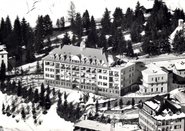 Krankenhaus Davos- Platz - Flugaufnahmen  Vorderseite