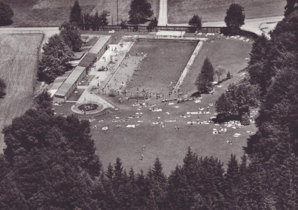 Schwimm- u. Sonnenbad Elgg ZH  -  Flugaufnahmen Vorderseite