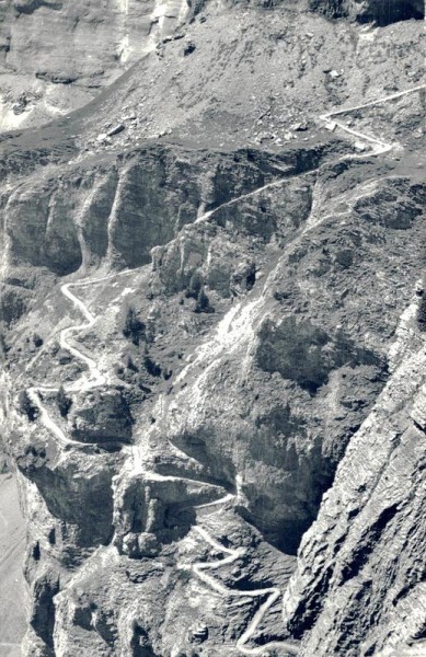 Gemmipass, Leukerbad-Kandersteg, Das Gemmisträsschen in der Gemmiwand Vorderseite