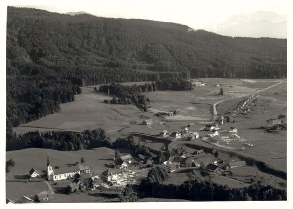 8726 Ricken, Katholische Pfarrei Ricken, Wattwilerstrasse 24/ Gommiswald/ Hintergrund: Glarner Alpen Vorderseite