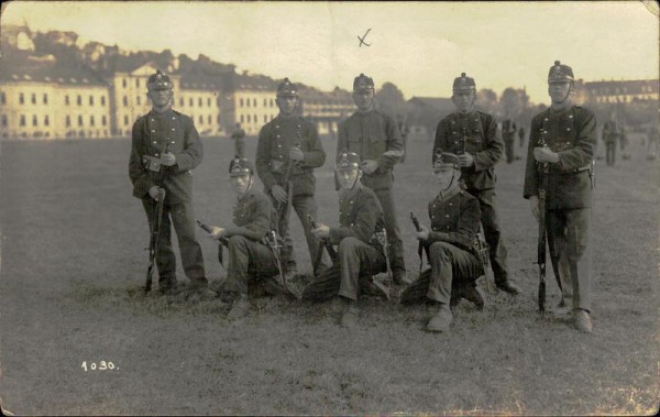 Gruppenbild vor Kaserne Vorderseite