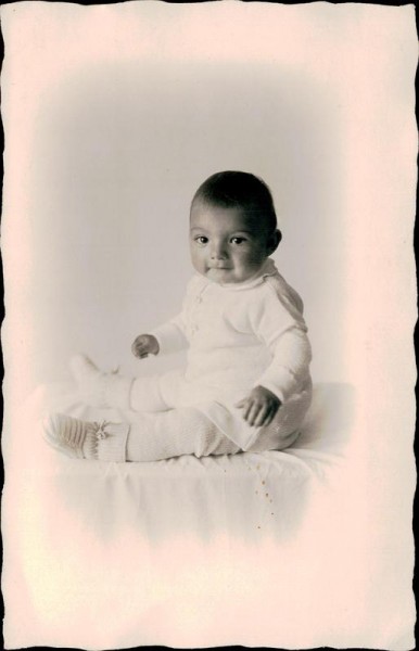 Baby sitzend Vorderseite