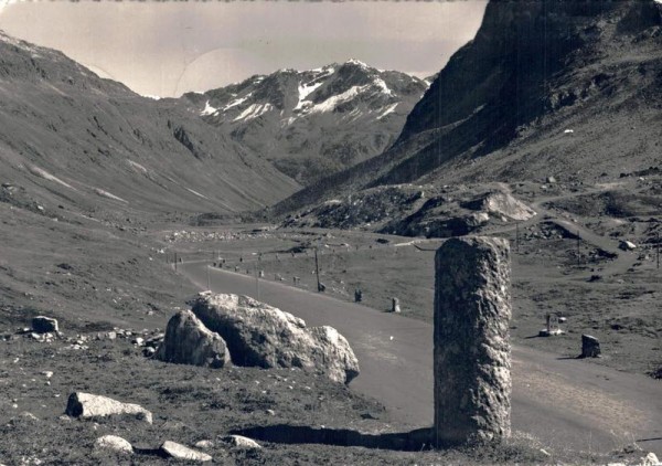 Julierpasshöhe mit einer der beiden Römersäulen und Piz Surley Vorderseite