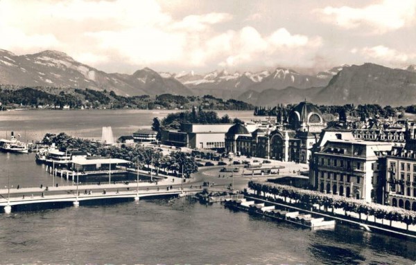 Luzern. Seebrücke, Bahnhof, Kongresshaus und die Alpen Vorderseite