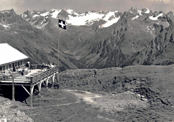 Klosters - Gotschnagrat, Restaurant mit Silvrettagruppe Vorderseite