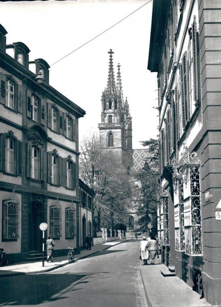 Basel, Rittergassse mit Münster Vorderseite