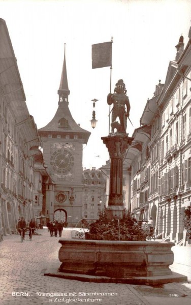 Bern, Kramgasse mit Bärenbrunnen und Zeitglockenturm Vorderseite