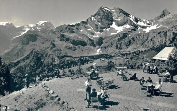 Braunwald, Ausblick vom Berghaus Gumen auf Tödi und Ortstock Vorderseite