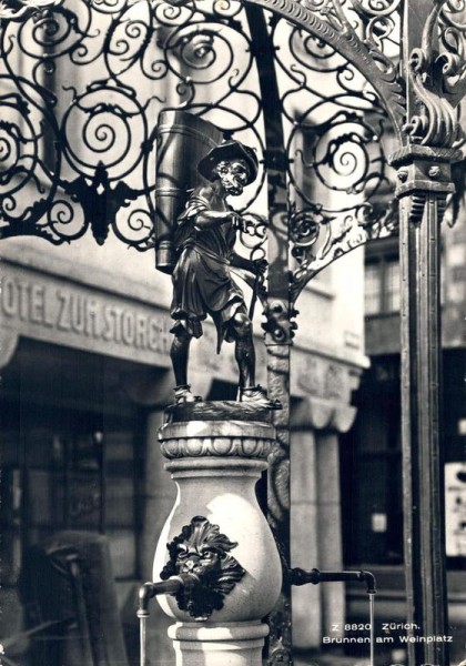 Zürich. Brunnen am Weinplatz Vorderseite