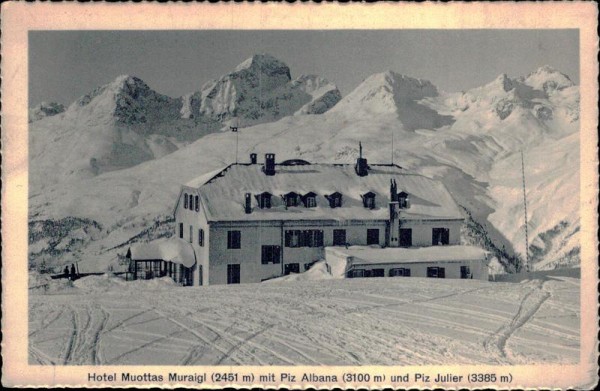 Hotel Muottas Muraigl mit Piz Albana und Piz Julier Vorderseite