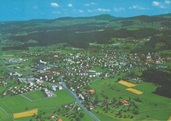 Hinwil ZH  -  Flugaufnahmen Vorderseite
