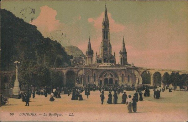 Lourdes-La Basilique Vorderseite