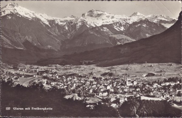 Glarus mit Freibergkette