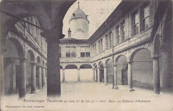 Archéologie Vaudoise en 1904 Cour du Château d'Aubonne