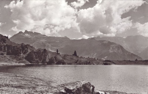 Braunwald, Oberblegisee gegen Kärpfstock