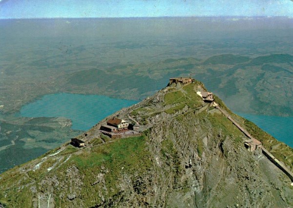 Niesen-Gipfel mit Bergstation und Berghaus Vorderseite