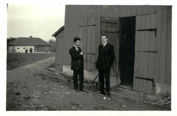 Hen Spielmann & Hen Gisler vor unserer Hütte, März 1920, 65mmx45mm Vorderseite