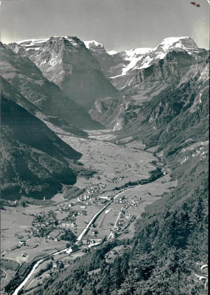 Blick über Linthal auf Tödigruppe Vorderseite