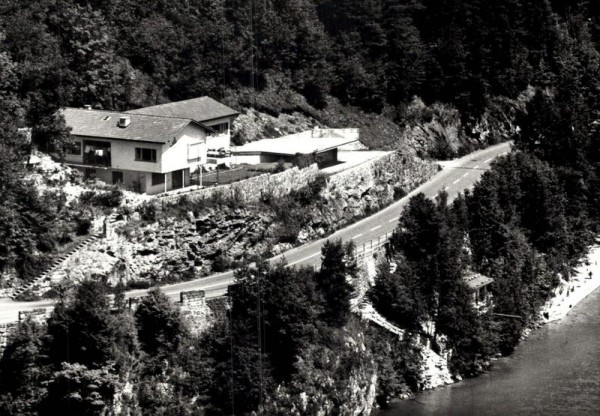 J. Bissig Feerienhaus "Schloss" Gersau - Flugaufnahmen Vorderseite