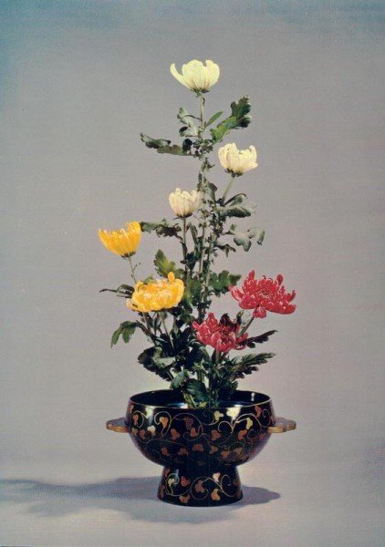 Ikebana vom Bumpo Nakayama "Chrysanthemenfest" Vorderseite