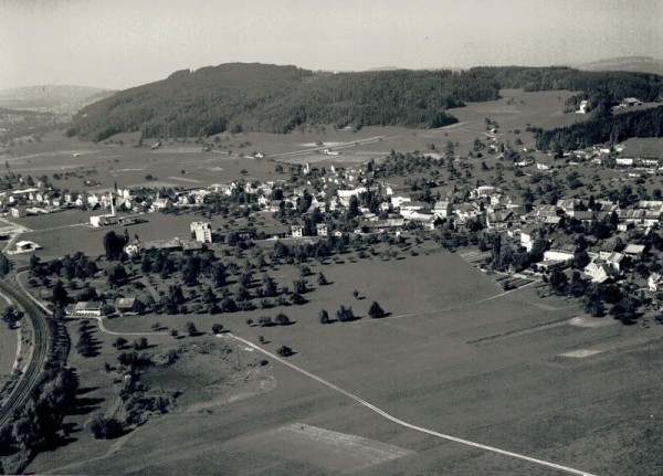 8360 Eschlikon TG, Bahnhofstrasse, Bruder Klaus Kirche/ Hintergrund: Hüenerholz Vorderseite