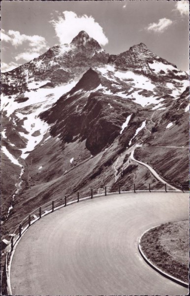 Sustenstrasse. Hinter Sustenhorn und Sustenspitz