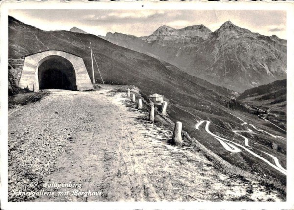 Splügenberg , Schneegalerie mit Berghaus Vorderseite