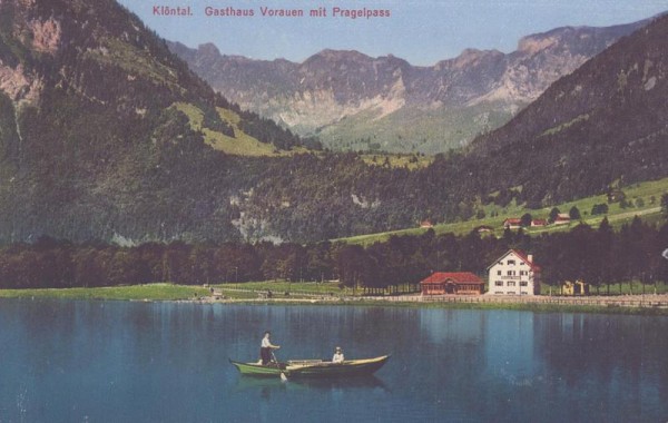 Klöntal. Gasthaus Vorauen mit Pragelpass Vorderseite