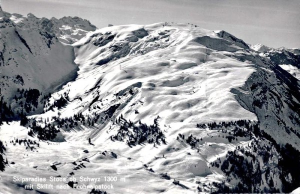 Skiparadis Stoos ob Schwyz mit Skilift nach Frohnalpstock Vorderseite