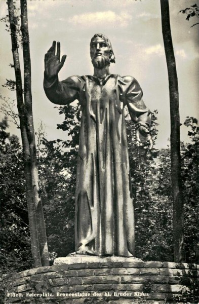 Feierplatz, Broncestatue des Bruder Klaus in Flüeli Vorderseite