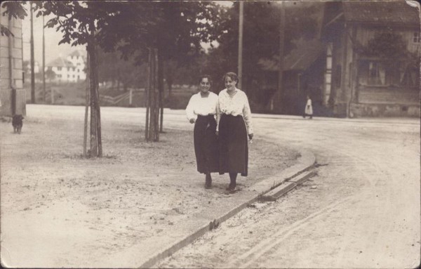 Josy und Liesy auf einem Bein