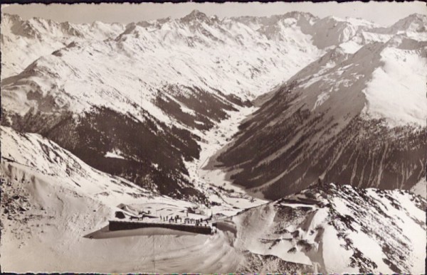 Berghaus Weissfluhjoch, Dischmatal mit Piz Vadret