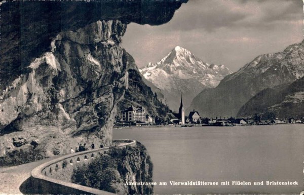 Axenstrasse am Vierwaldstättersees mit Flüelen und Bristenstock Vorderseite