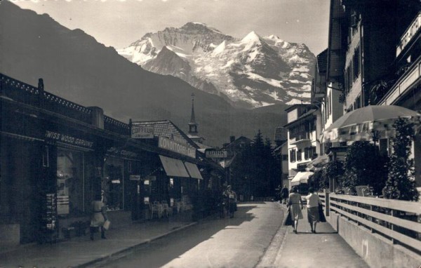 Dorfsrasse in Wengen, Jungfrau Vorderseite