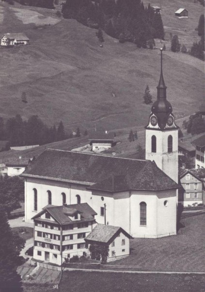 Gasthaus und Pension Hirschen, Oberiberg  -  Flugaufnahmen Vorderseite