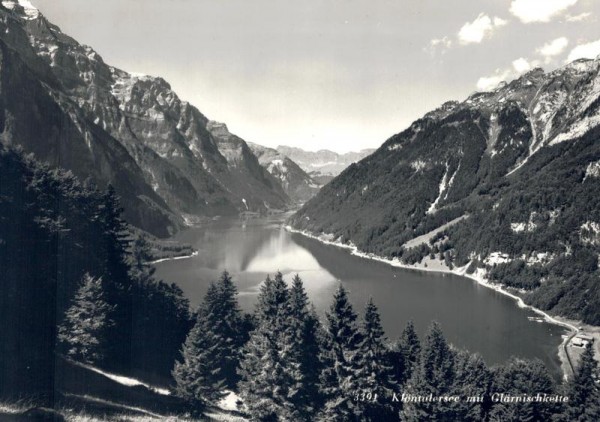 Klöntalersee mit  Vorderseite