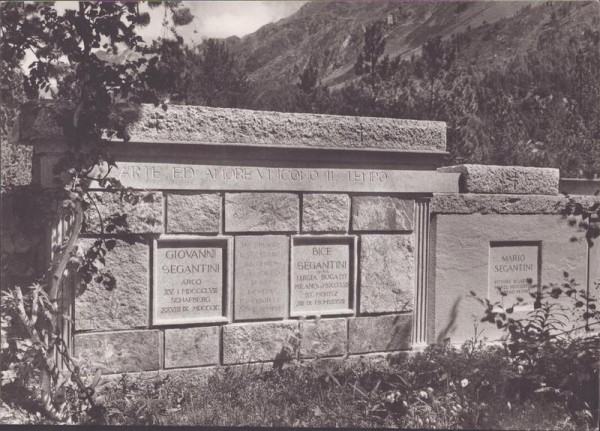 Grabmal der Familie G. Segantini in Maloja Vorderseite