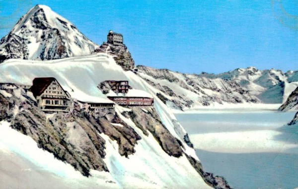 Jungfraujoch mit Mönch und Aletschgletscher, Berghaus, Observatorium und meteorologische Station auf der Sphinx Vorderseite