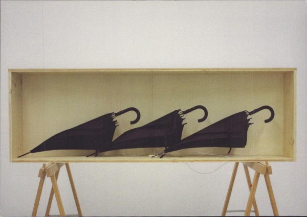 Roman Signer, Regenschirm-Versuch Vorderseite