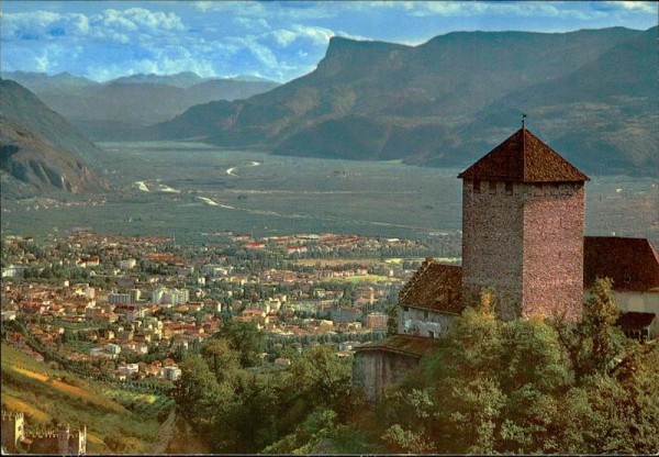 Schloss Tirol bei Meran Vorderseite