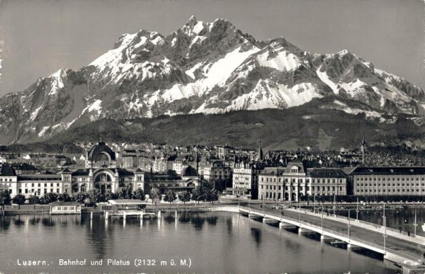 Luzern. Bahnhof und Pilatus Vorderseite