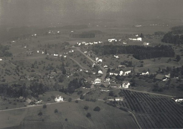 6331 Hünenberg ZG, Schulhaus Ehret A, Ehretweg 2/ vor der Erstellung der Autobahn A4/ Hintergrund: Kloster Heiligkreuz Cham Vorderseite