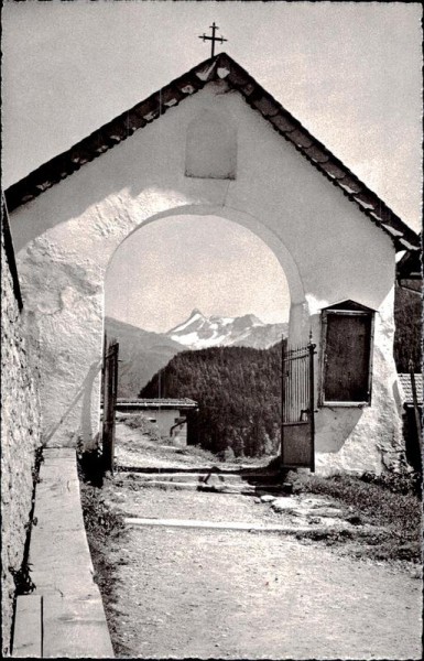 Alvaneu-Dorf - Aufgang zur Kirche mit Piz Uertsch Vorderseite