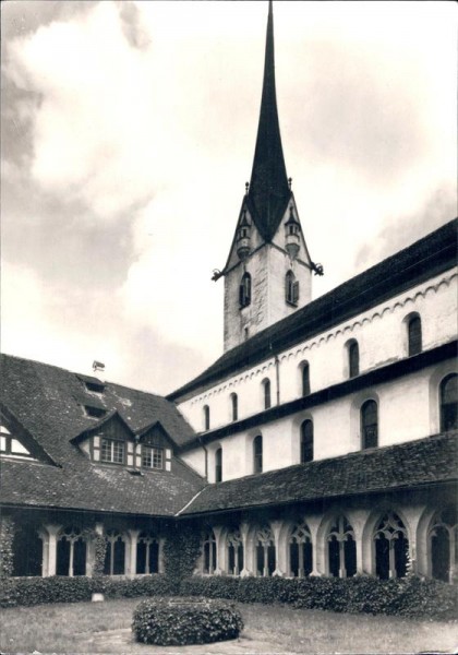 Kloster St.Georgen Stein. Kreuzhof mit Sladtkirche Vorderseite