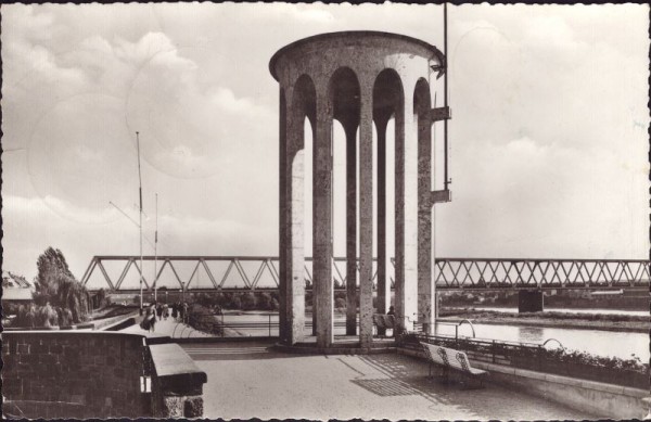 Neuwied am Rhein - Pegelturm mit Brücke
