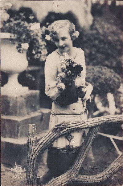 Frau mit Blumen Vorderseite