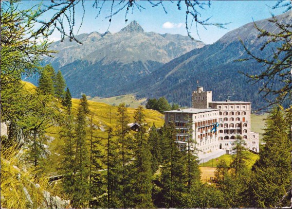 Hotel Castell Zuoz (Oberengadin) gegen Piz d'Esan Schweizer Nationalpark