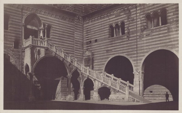 Verona - Cortile e Scala della Ragione
