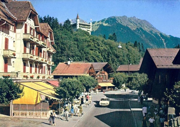 Gstaad mit Wassergrat. Hotel National und Palace Hotel Vorderseite